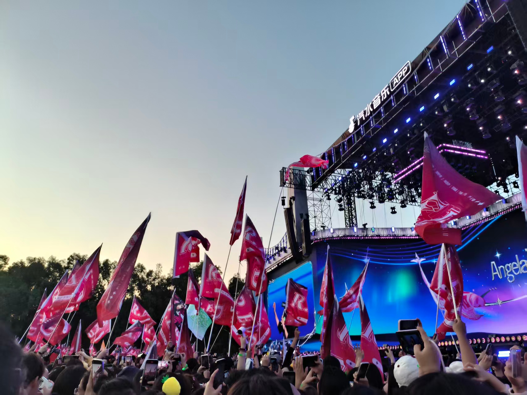 red出道两周年快乐 从livehouse到音乐节再到体育馆，我们一起并肩走过太