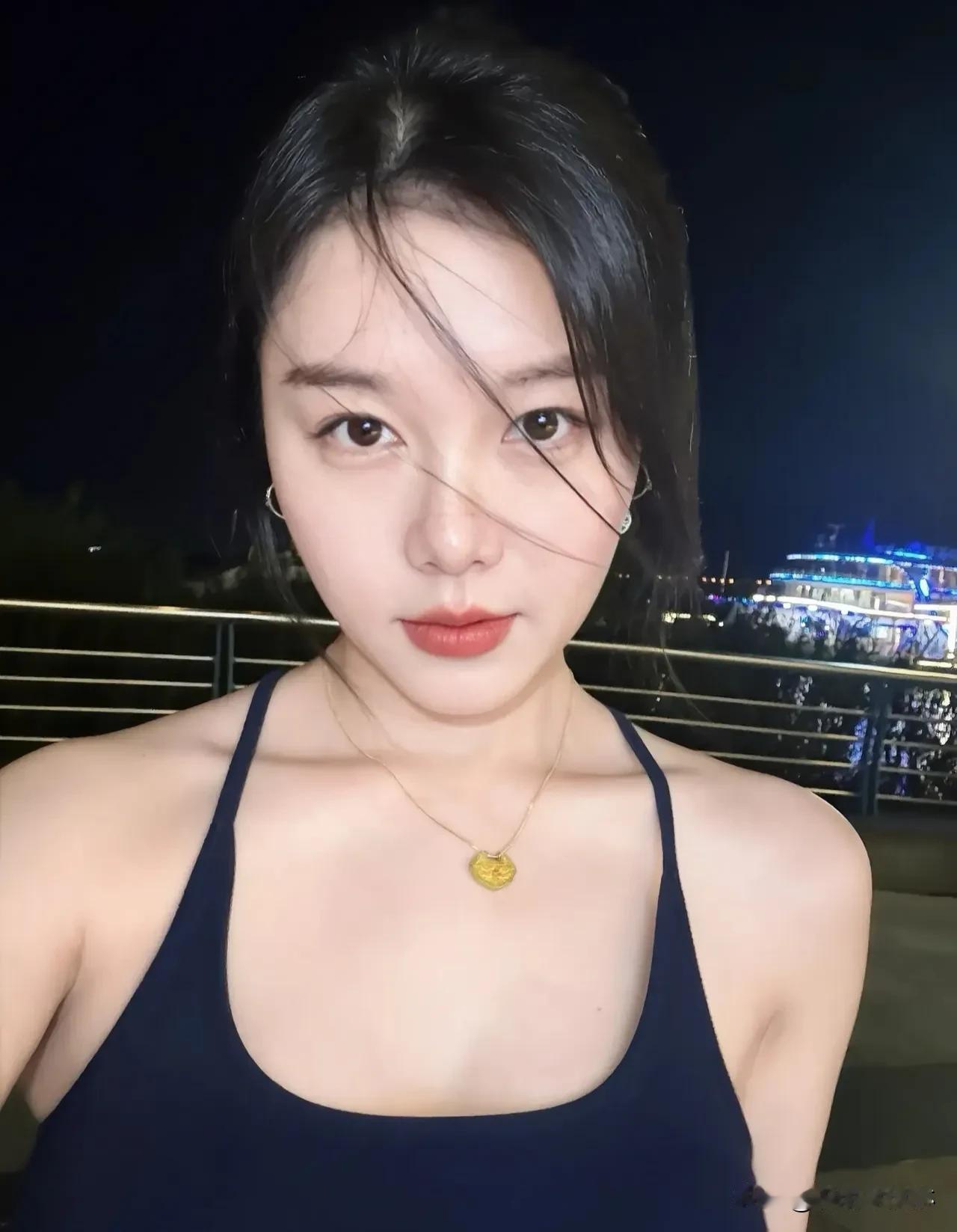 江风轻拂，霓虹倒映，
江边夜景如画。女孩驻足凝望，
夜色中更显温柔。  
这一刻