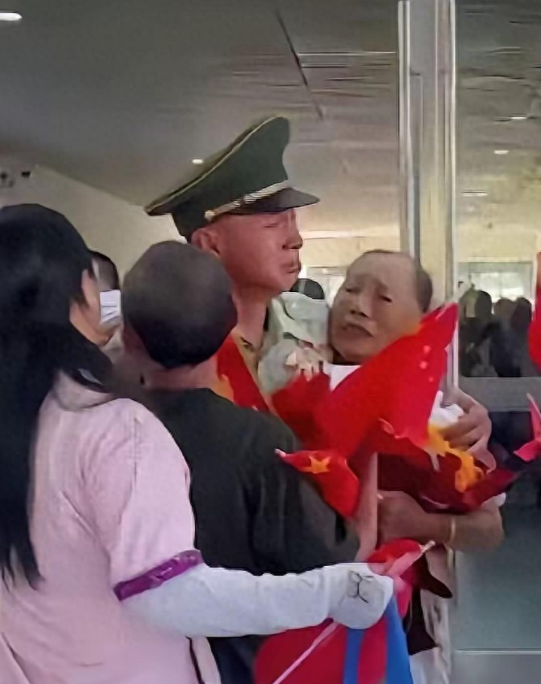 “上人民日报了！”广西柳州，一名男子结束12年军旅生涯正式退役回家，父母和弟弟早