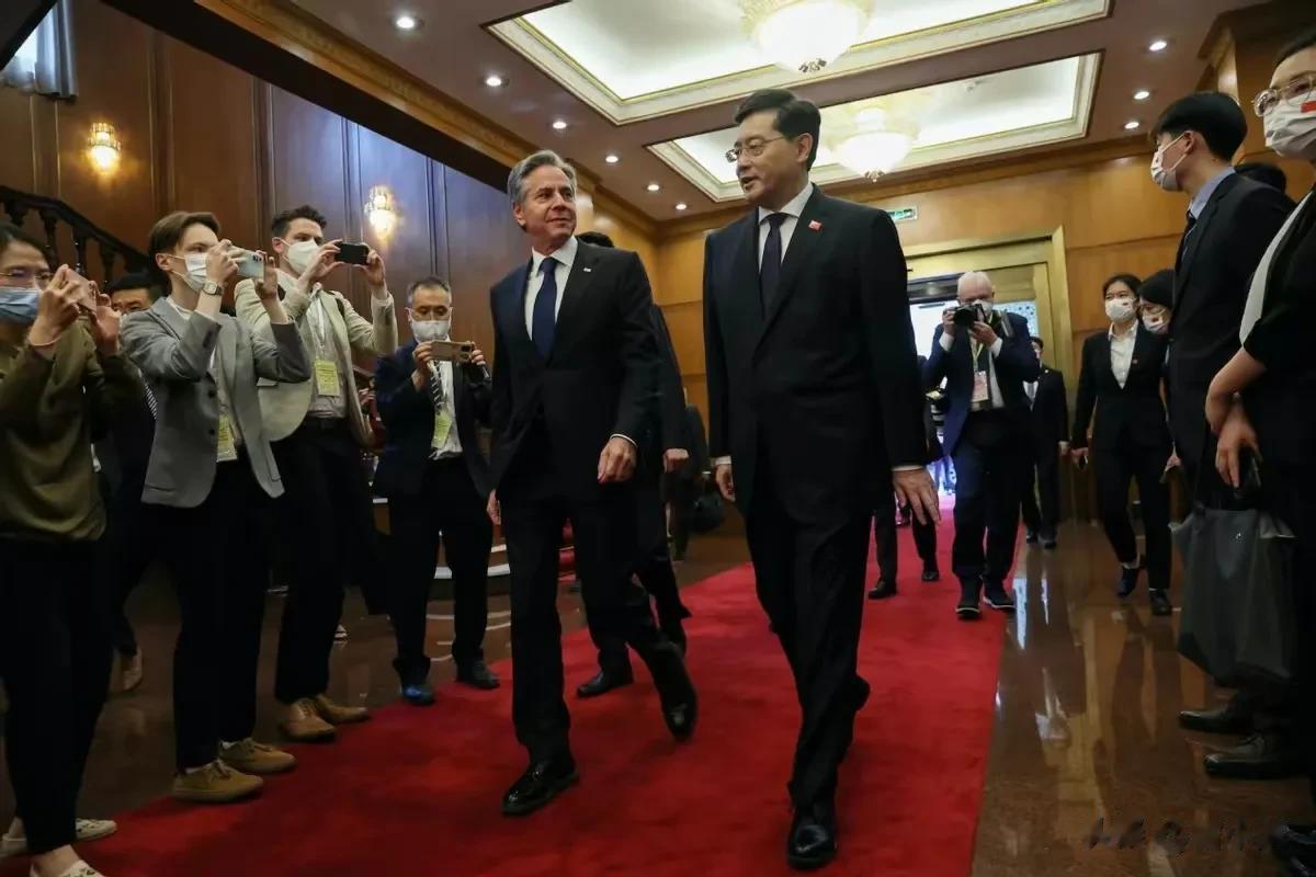 这张照片拿捏得很好，无论是角度还是位置和双方的表情都抓到了重点。人物主次分明，仰