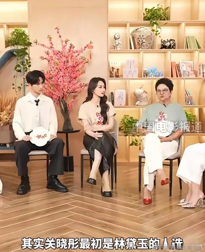 原来电影版红楼梦一开始林黛玉的选角是关晓彤导演采访时表示在当代演员中关晓彤是最年