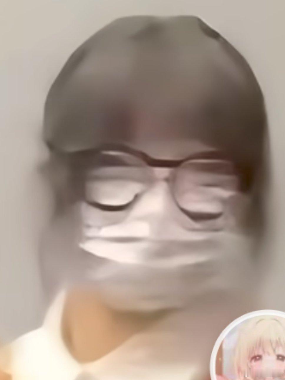 旺仔小乔掉粉超320万 见明星的时候就摘面罩，见粉丝的时候他就带着面具。有什么见