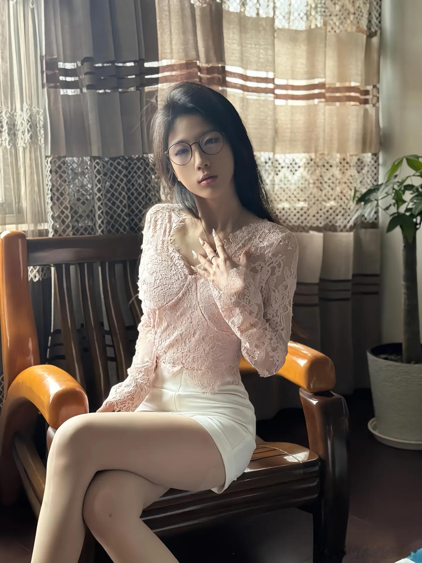 戴眼镜穿丝袜，眼神格外迷人～ 