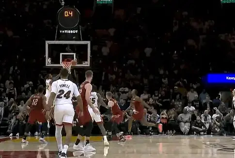 太刺激了！米切尔超高难度三分绝平，剩0.4秒威金斯空接绝杀  热火与骑...