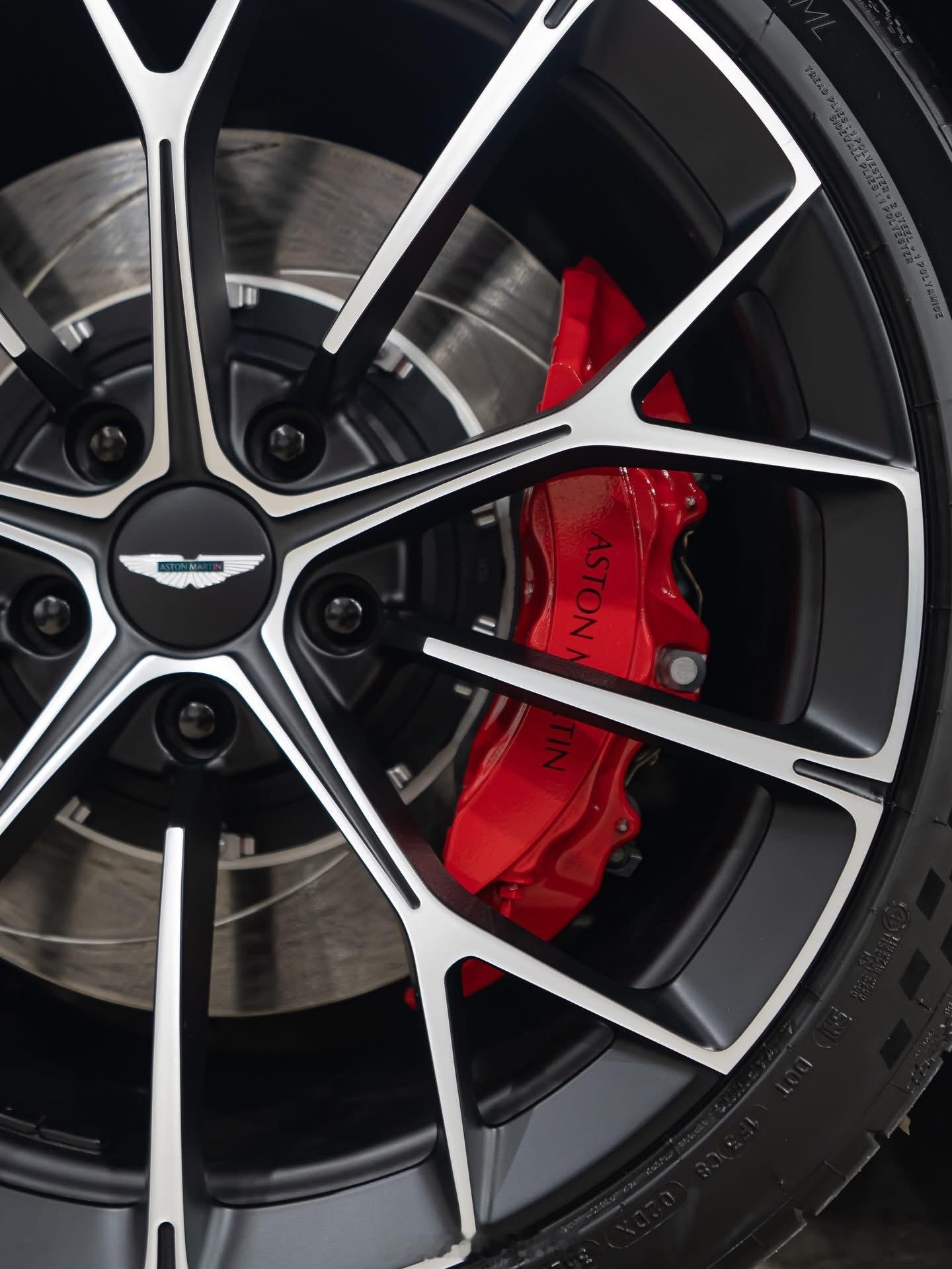 颜值超过911哑光蓝涂装🦕🦕🦕阿斯顿马丁Vantage敞篷版 