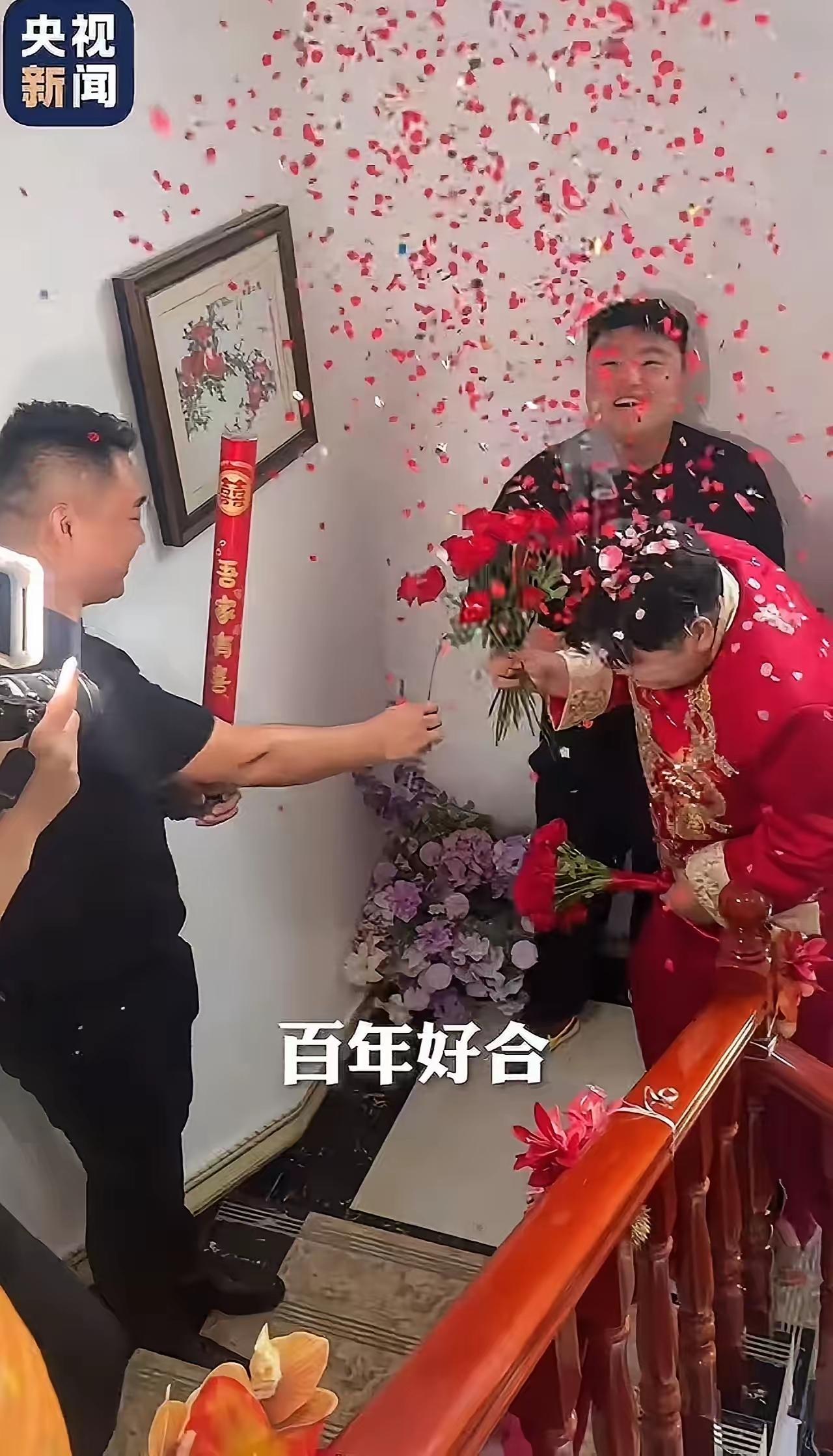 在江苏连云港的一个普通的春日清晨，一场原本平凡的婚礼，却因为一位“火”到央视新闻
