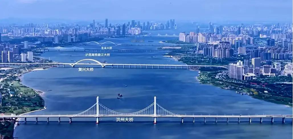 某网友说，作为长沙人刚从南昌市旅游回来，南昌市城市建设总体不错，并不输于中部地区