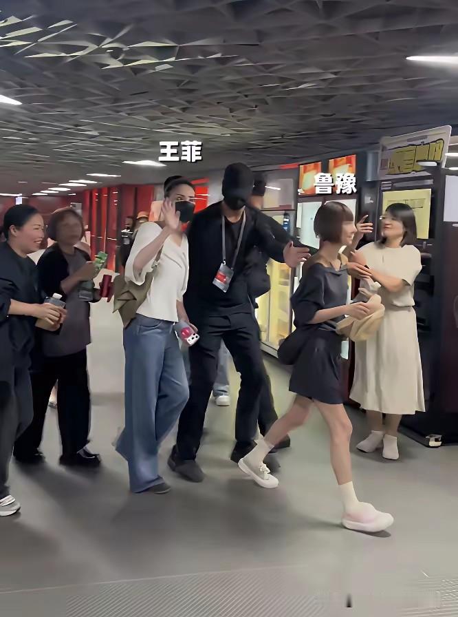 王菲到那都穿着宽大的牛仔裤，戴口嘴