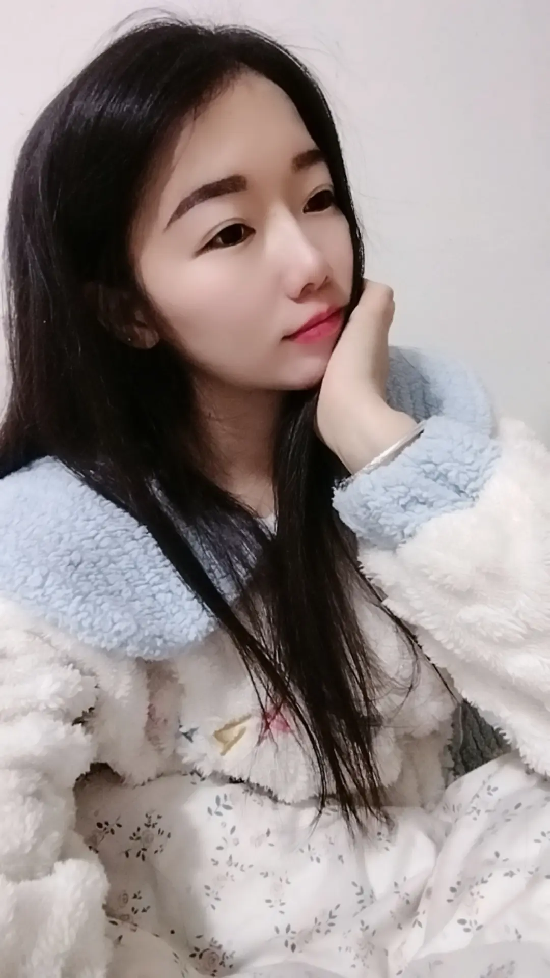 活着活着你就会明白，中年以后最好的状态，就是销声匿迹，半隐半藏。除了赚...