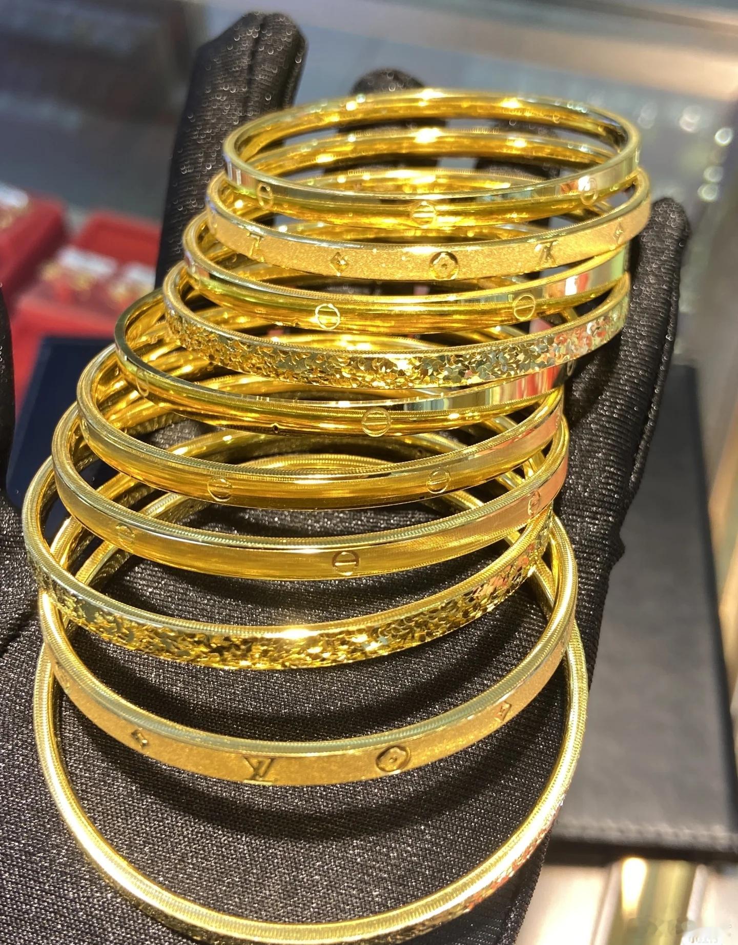 金价暴跌店员称跌幅首次见 12月30日，多家黄金珠宝品牌境内足金首饰价格迎来回调