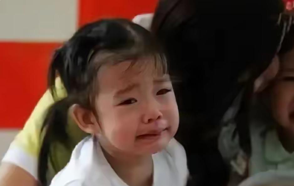 3岁女儿放学冲回家，紧扯裤子喊“不能尿尿”。宝妈赶紧脱下裤子一看，瞬间气到想哭：
