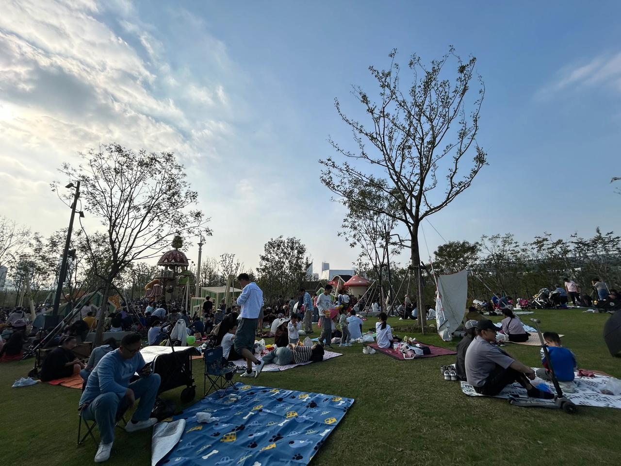 耗资21亿的双子山，有山有水有桥，周末人山人海、人挤人，保安说的最多的是靠边走有