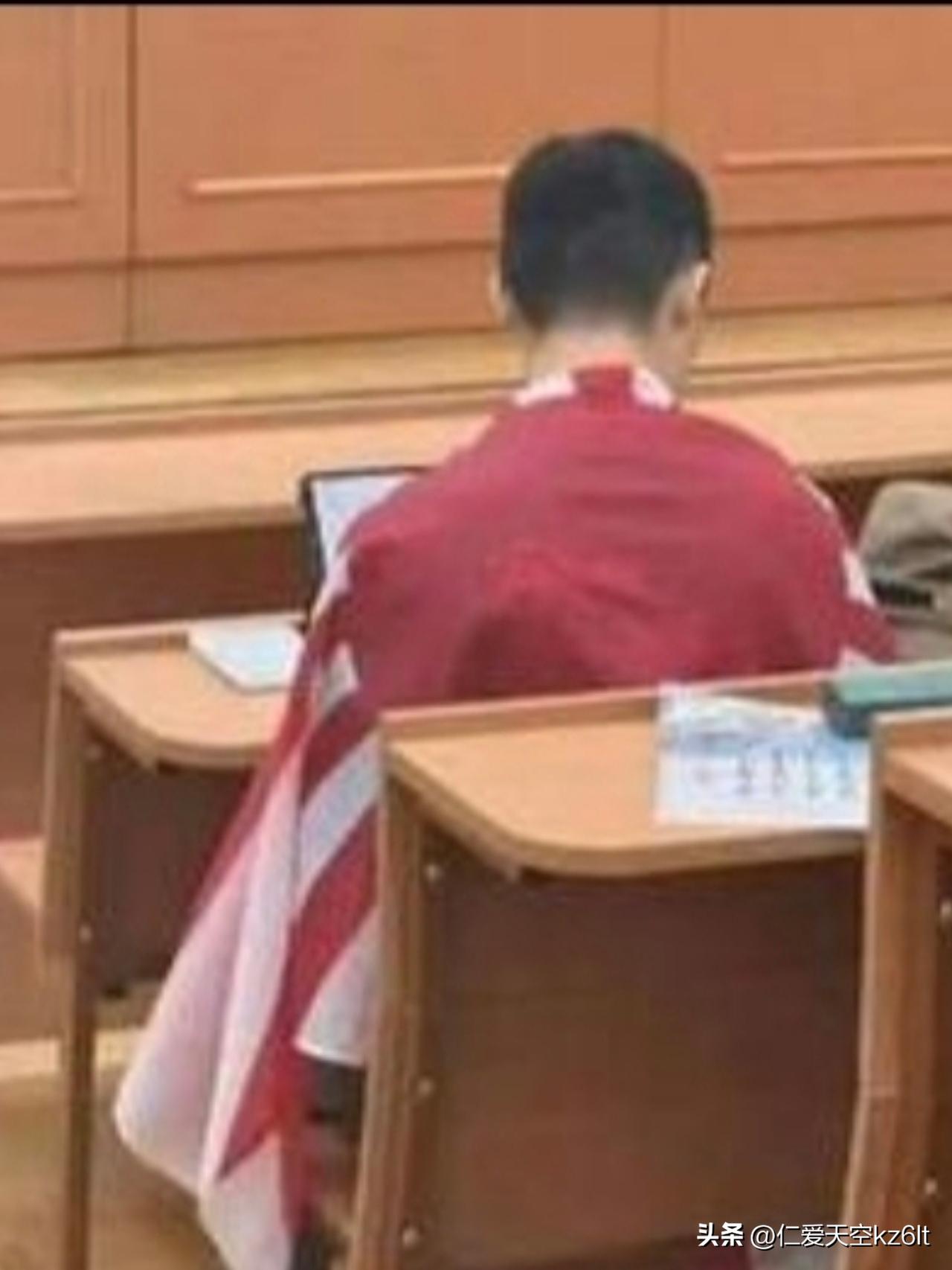 披着留学生的外衣，却做出无视历史底线的事情。
 
莫斯科大学的课堂上，这名学子公