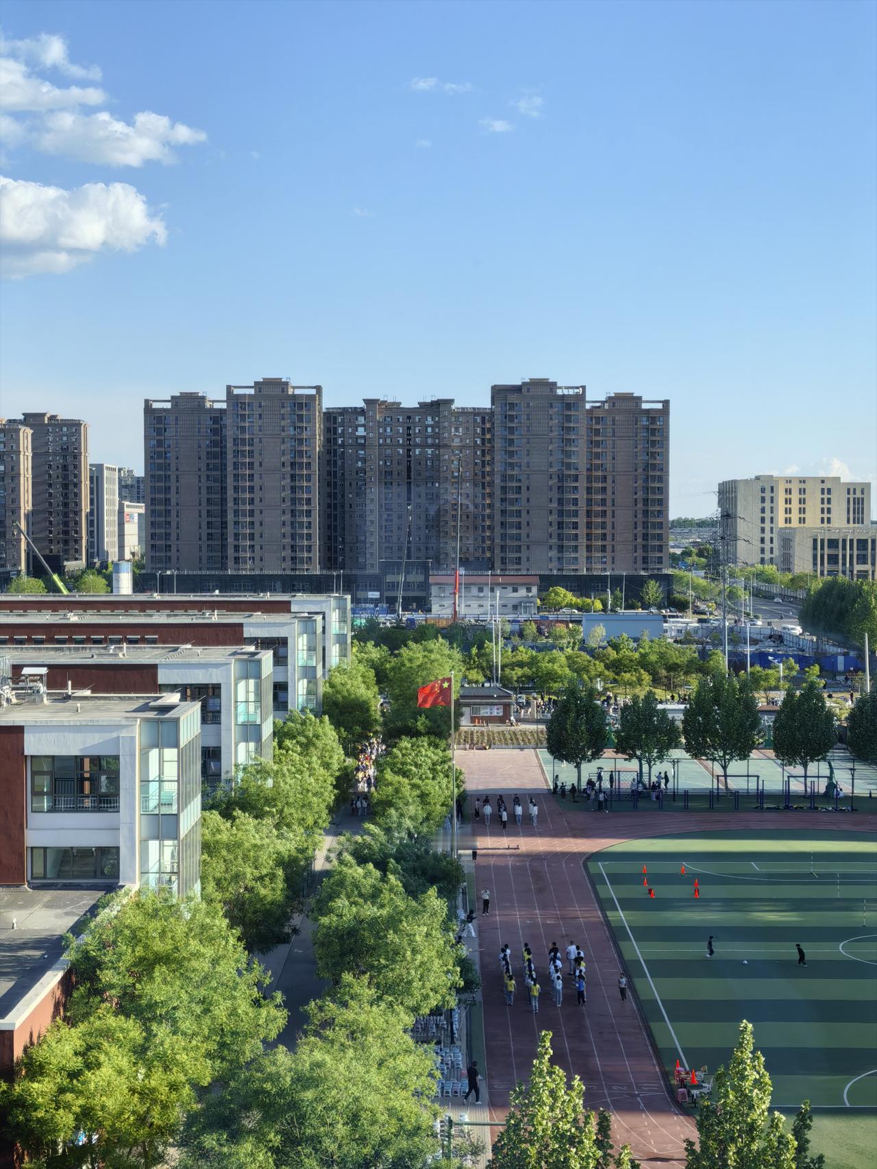 窗明几净
前几天下了雨弄的玻璃竟是泥点，今天下午我和爱人擦了一下玻璃，看着真亮堂