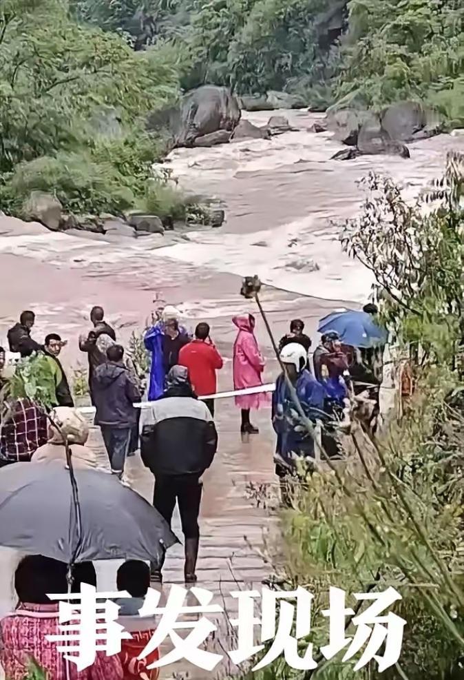 三条鲜活的人命没了！四川宜宾，41岁父亲开农用三轮车接两个儿子放学。漫水桥头，警