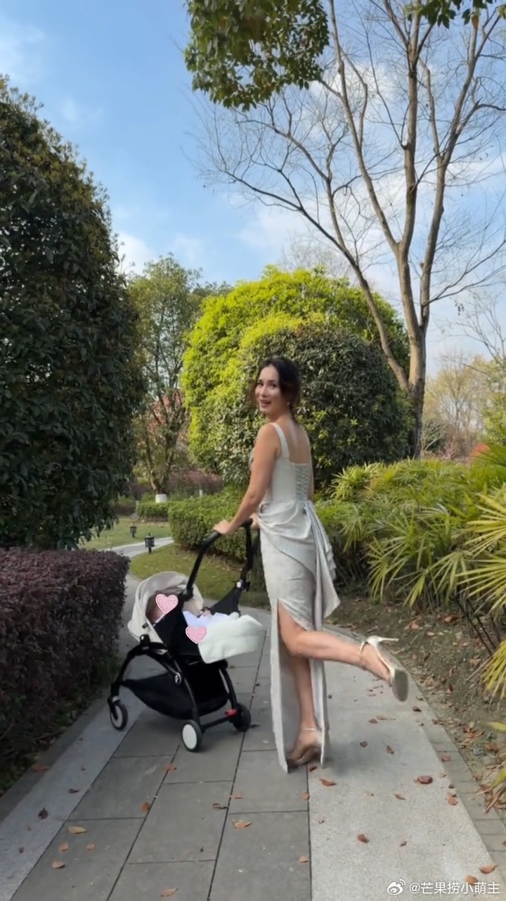 卢靖姗穿礼服高跟鞋溜娃卢靖姗晒溜娃照 卢靖姗晒溜娃照，穿银色礼服配高跟鞋推婴儿车
