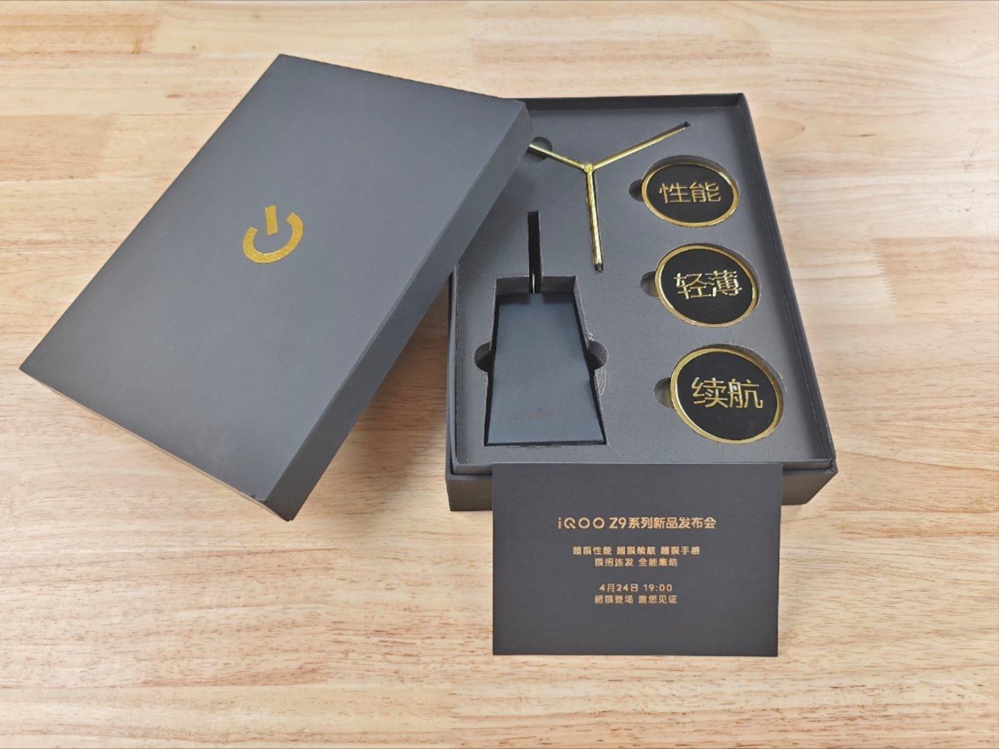 收到iQOO Z9系列邀请函了！是一个超有分量的摆件，组合起来，可以将带有轻薄、