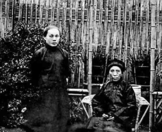 1912年洞房之夜，郭沫若见发妻太丑，拒绝同房。他转身竟然与书籍度过一夜。5天后