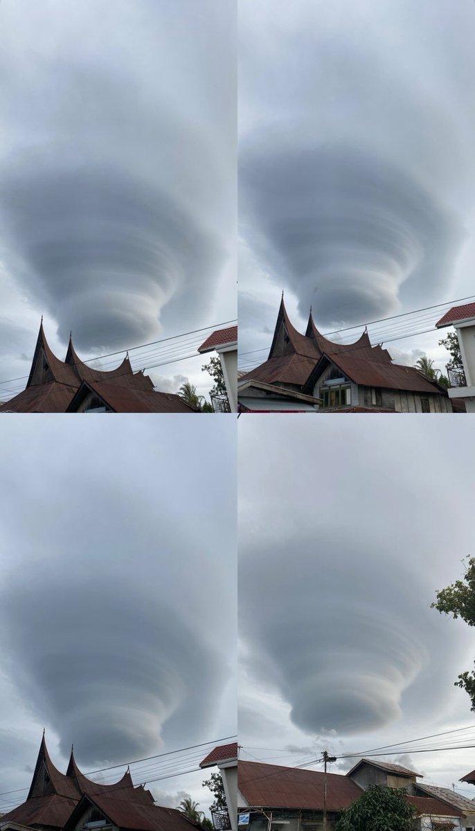 印尼出现荚状云。荚状云是积雨云的一种非常罕见的形态，通常出现在山区。