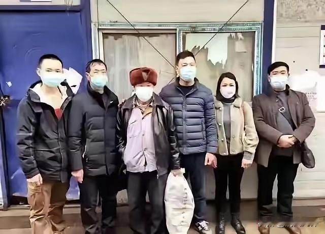 老人被家人接走返乡，正要上车离开，工地老板却一把拦住他，当众高声喊话：别急着走，