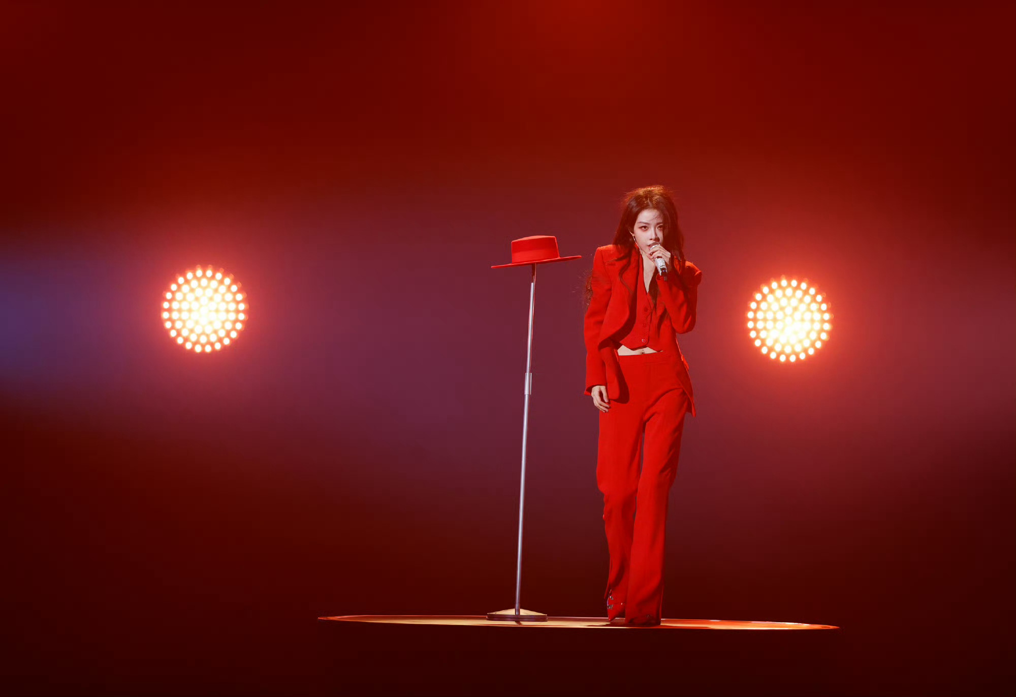 啊啊啊，今晚等着看喻言的舞台喽，看图已经好激动了❤️🖤！ 大眼表彰小会