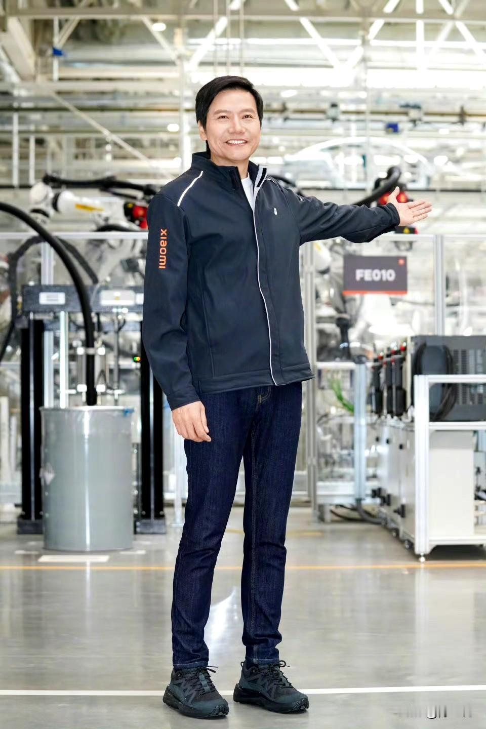 小米的汽车，我不感兴趣 ～ 但对雷总身上这套衣服感兴趣 ～ 很有小米的那种极致单