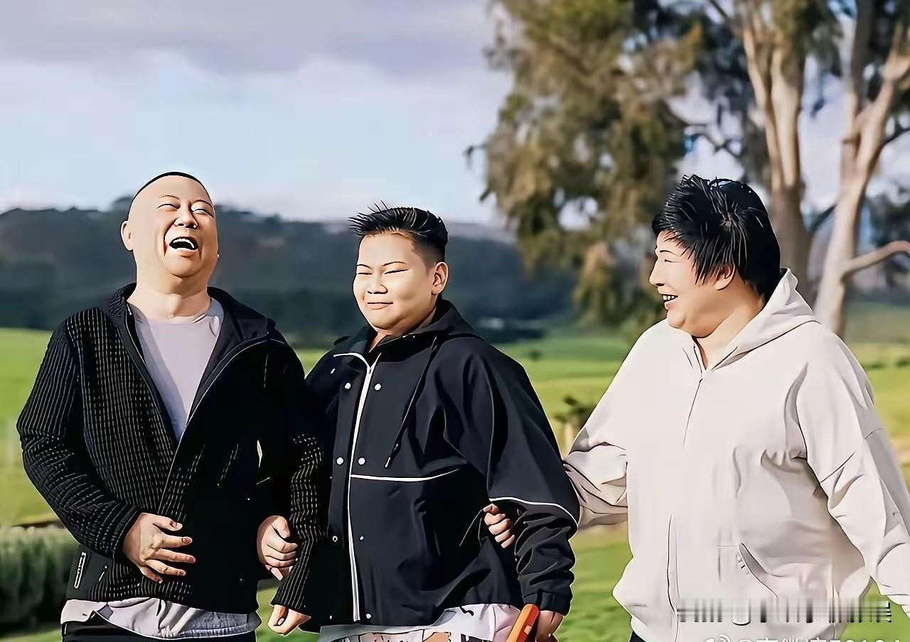 一家三口一个体格，

郭德纲带小儿子郭汾阳出国度假，
王惠还是原来的老样子，
儿