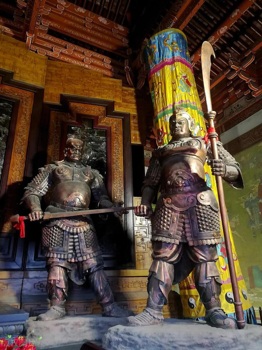 尉迟恭晚年闭门不出，儿子尉迟宝林不解：“父亲，您战功赫赫，为何终日闭门？”尉迟恭