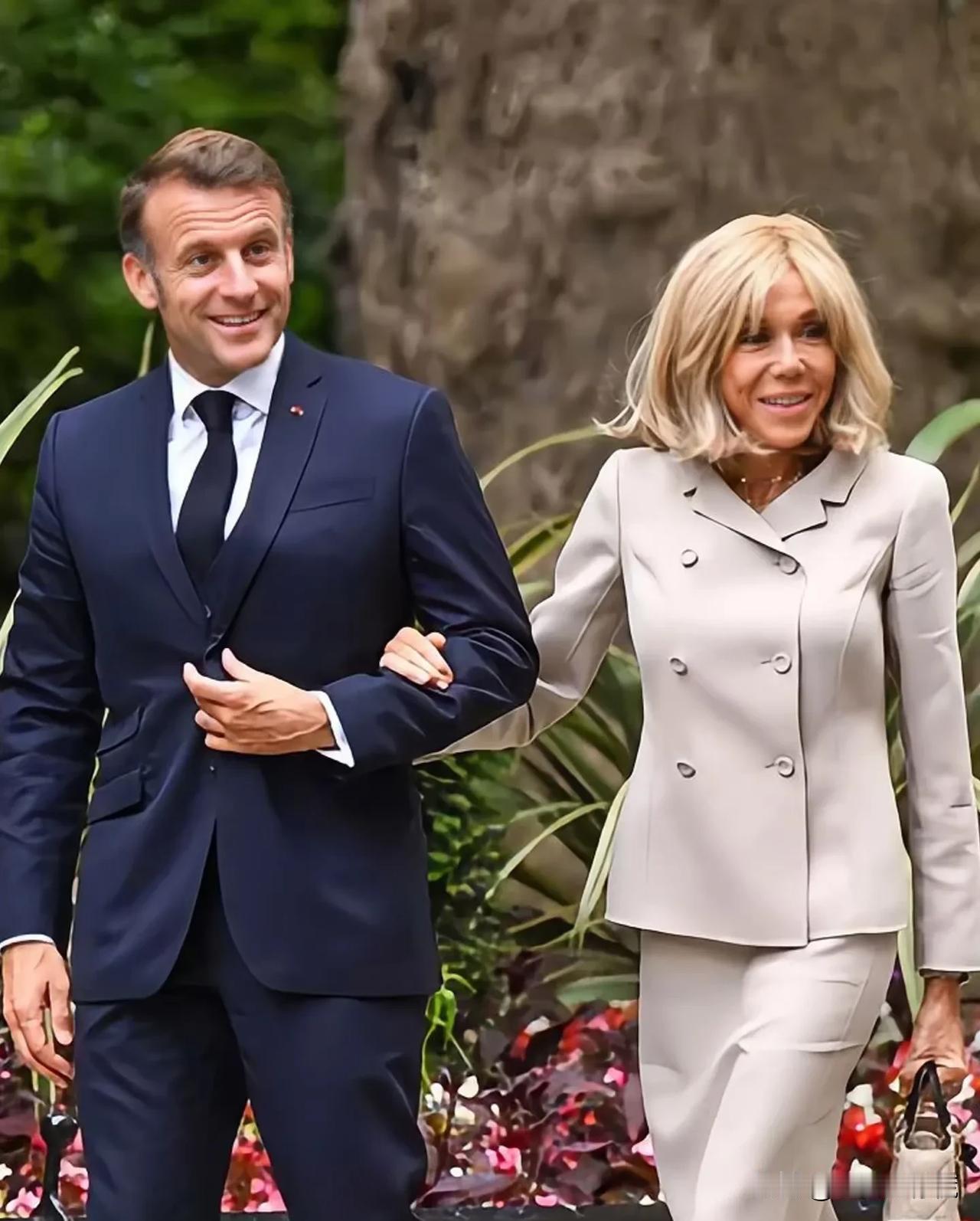 我好像明白了，为什么马克龙一到成都就去四川大学，而且在校园里那么意气风发，少年感