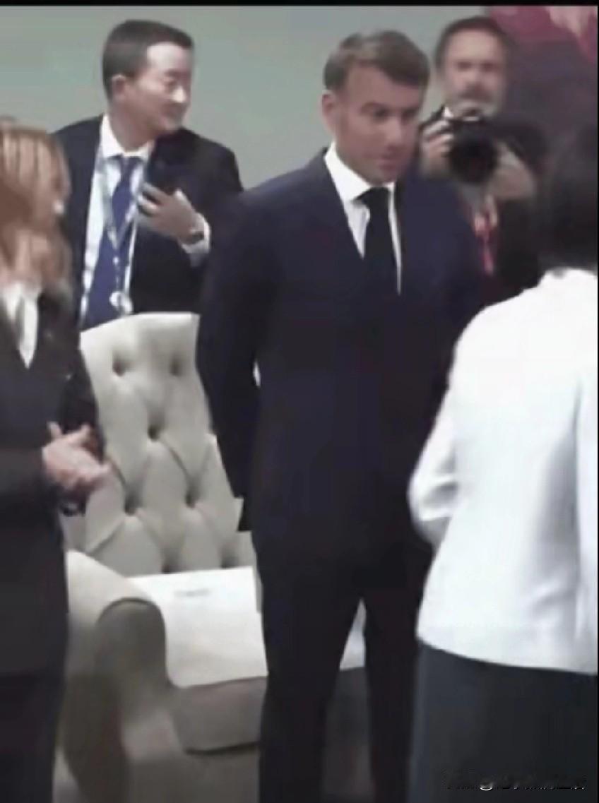 怪不得马克龙一脸嫌弃，拒绝和高市握手！开会不守时，满嘴跑火车！
原来四处惹事的早