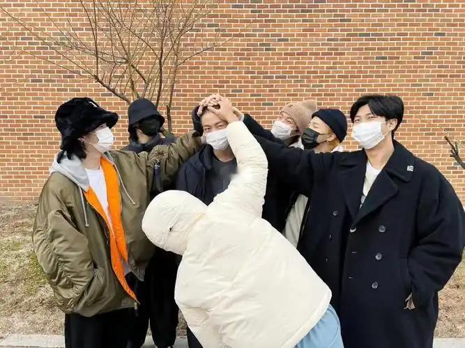 从表面看，人都长着头，长着脸，长着胳膊，长着腿。形体相近，性情却大不一样。这其中