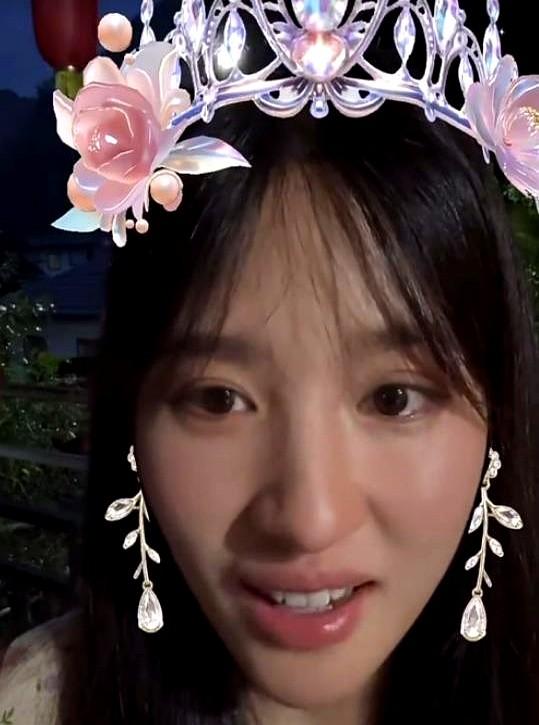 “他们让你出来聊聊！”阿梓对着镜头外娇羞喊话，谜底终于揭开了。

视频里，男声笑