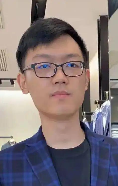 2021年6月14日，搜救人员在百米外的沙滩上找到了他：双手握拳，嘴唇乌紫，整个