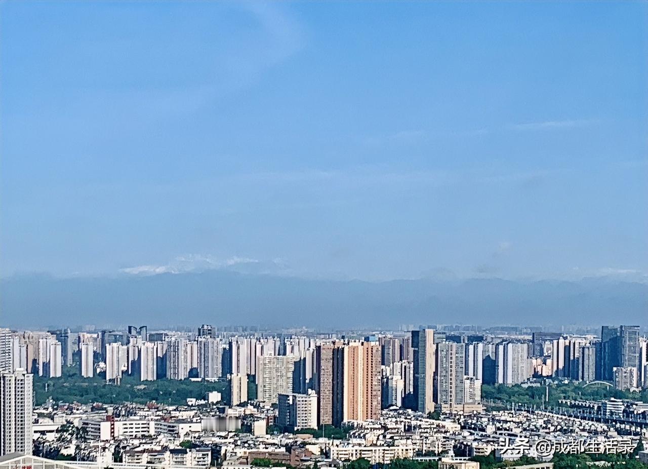 图里的远处，想必就是杜甫笔下“窗含西岭千秋雪”的西岭雪山了吧？大雨过后，于成都的