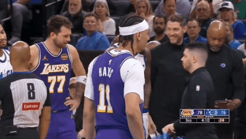 成功混入其中！
东契奇和海斯，偷听魔术队布置战术！

这哥俩的动作和行为，已经不