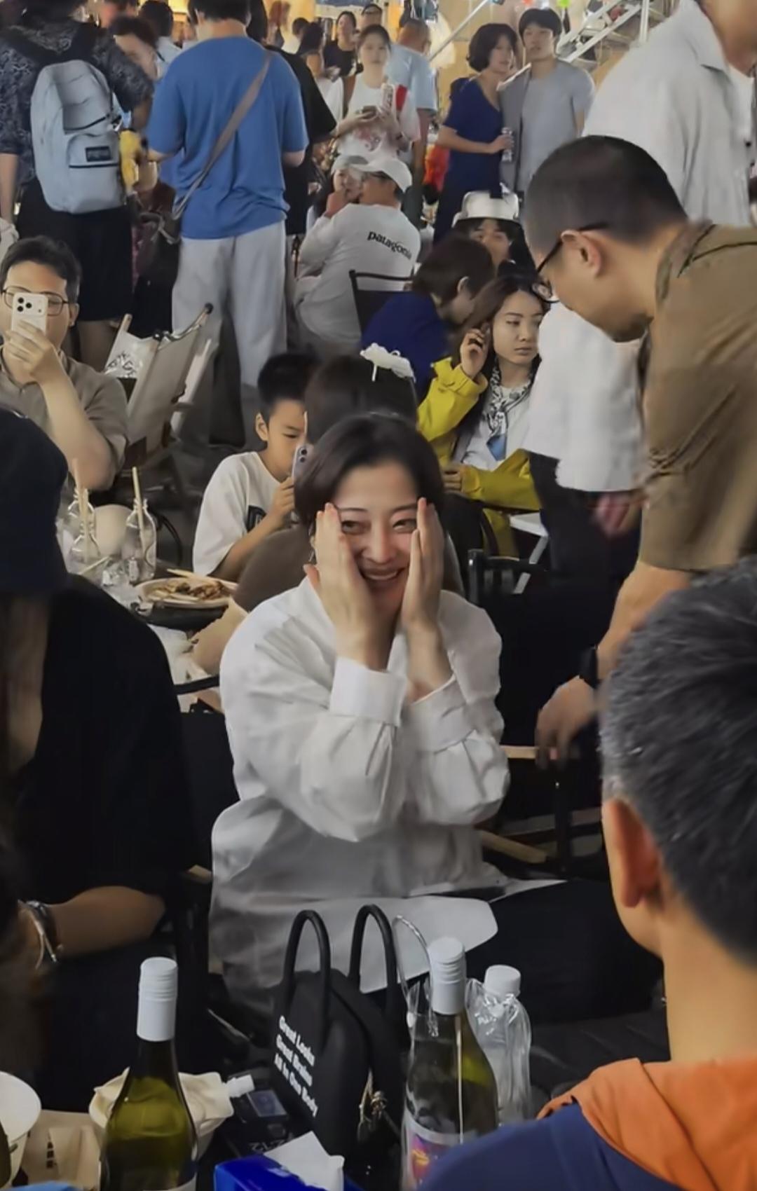 梅婷秦皇岛阿那亚吃饭，
旁边坐着演员春晓，
还有老公曾剑，
梅婷一袭白色裙子优雅