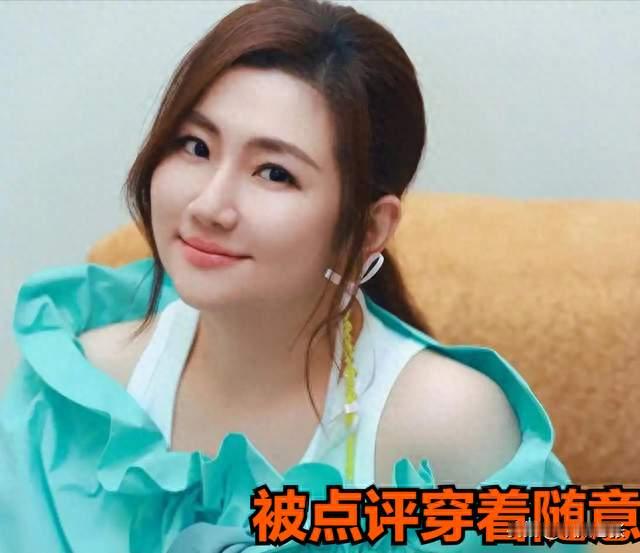 Selina素颜接娃被嘲，发福身材背后的真相，是幸福还是无奈？