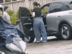 别让“正当防卫”演变成“互殴”。
 事发地点：福建三明市
1. 视频中女子先动手