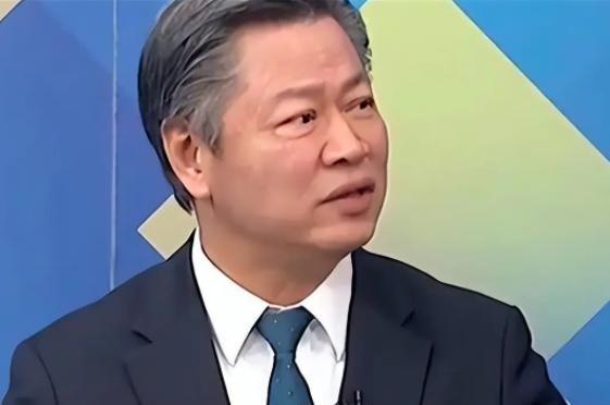 在电视荧屏的灯光下，一句看似调侃的话语如利刃般划破平静，揭开东亚制造业的隐秘伤疤