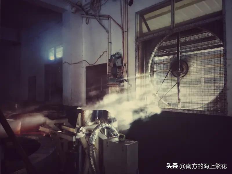 今天工作的时候，汗流浃背，把衣服全湿透了。
这天气太闷热了，中午12点多的高温竟