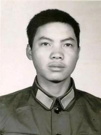 1984年，一名我军排长在山中巡逻时，突然发现三名解放军战士向他靠近，并向他打招