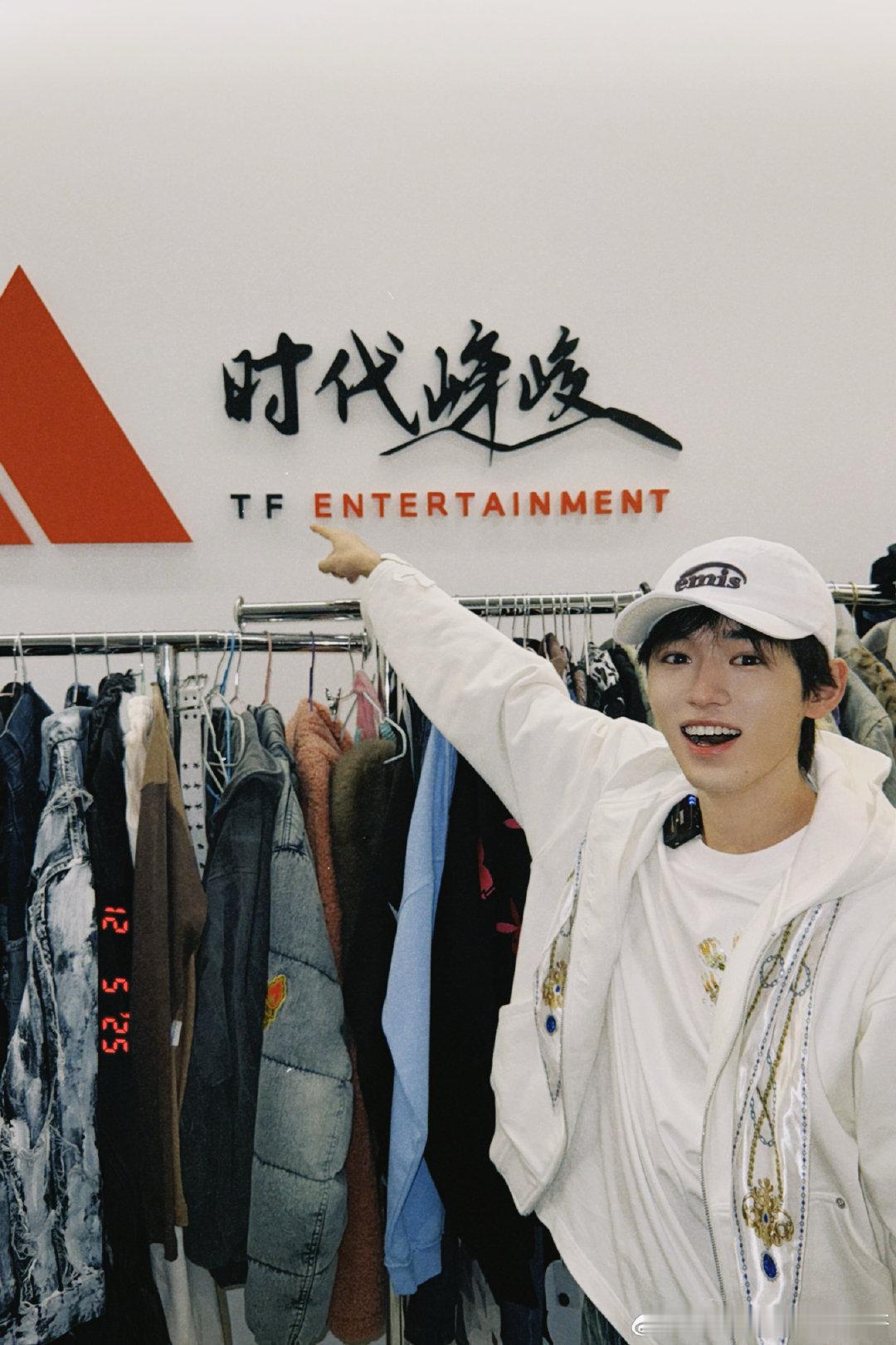 宋亚轩 丁程鑫镜头下的宋亚轩太夯了！多造型生图直出颜值拉满，矜贵少年感拉满，骨相