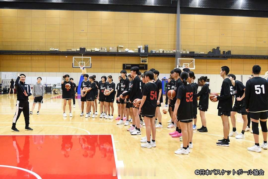 中国男篮 第一次看到这个计划，日本篮球在追逐“高”的路上一直在努力。这个叫青少年
