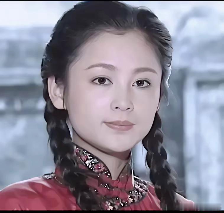 她两的电视剧都看过，陈红是真正的美，第一眼最准确的，何晴却从来没有看出有多美，双