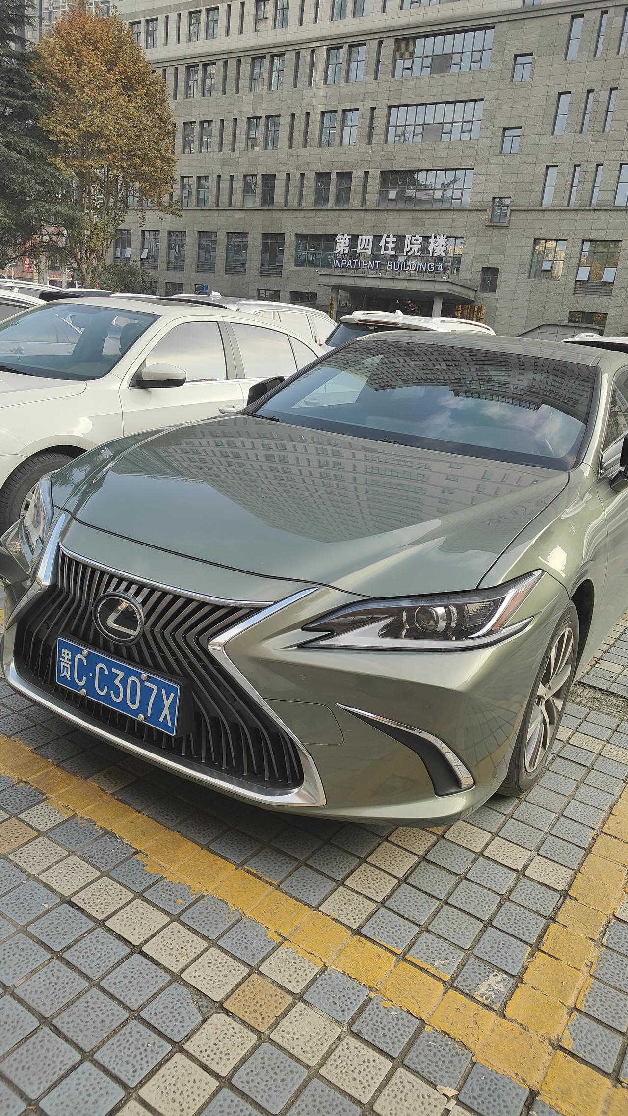 雷克萨斯是丰田高端品牌
L型的车标辨识度很高
前脸一直都是大嘴巴
造型很独特挺好