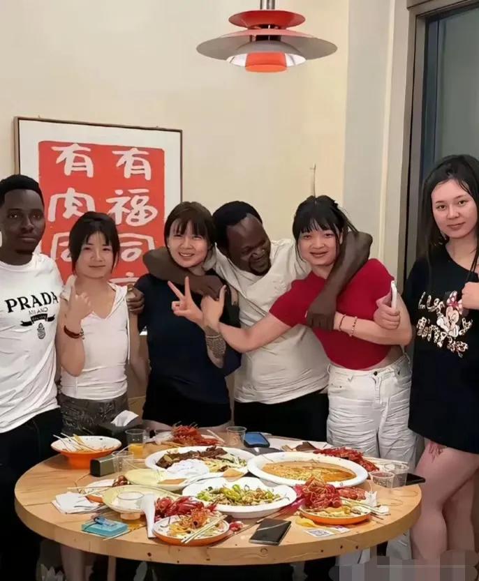 后面墙上写的两句话是啥啊？