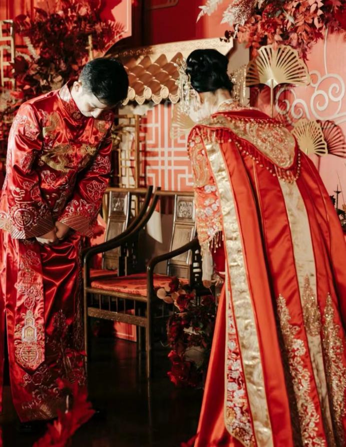 “太无耻了！”湖南长沙 ，一包工头的儿子结婚，在五星级酒店大摆102桌，每桌不仅