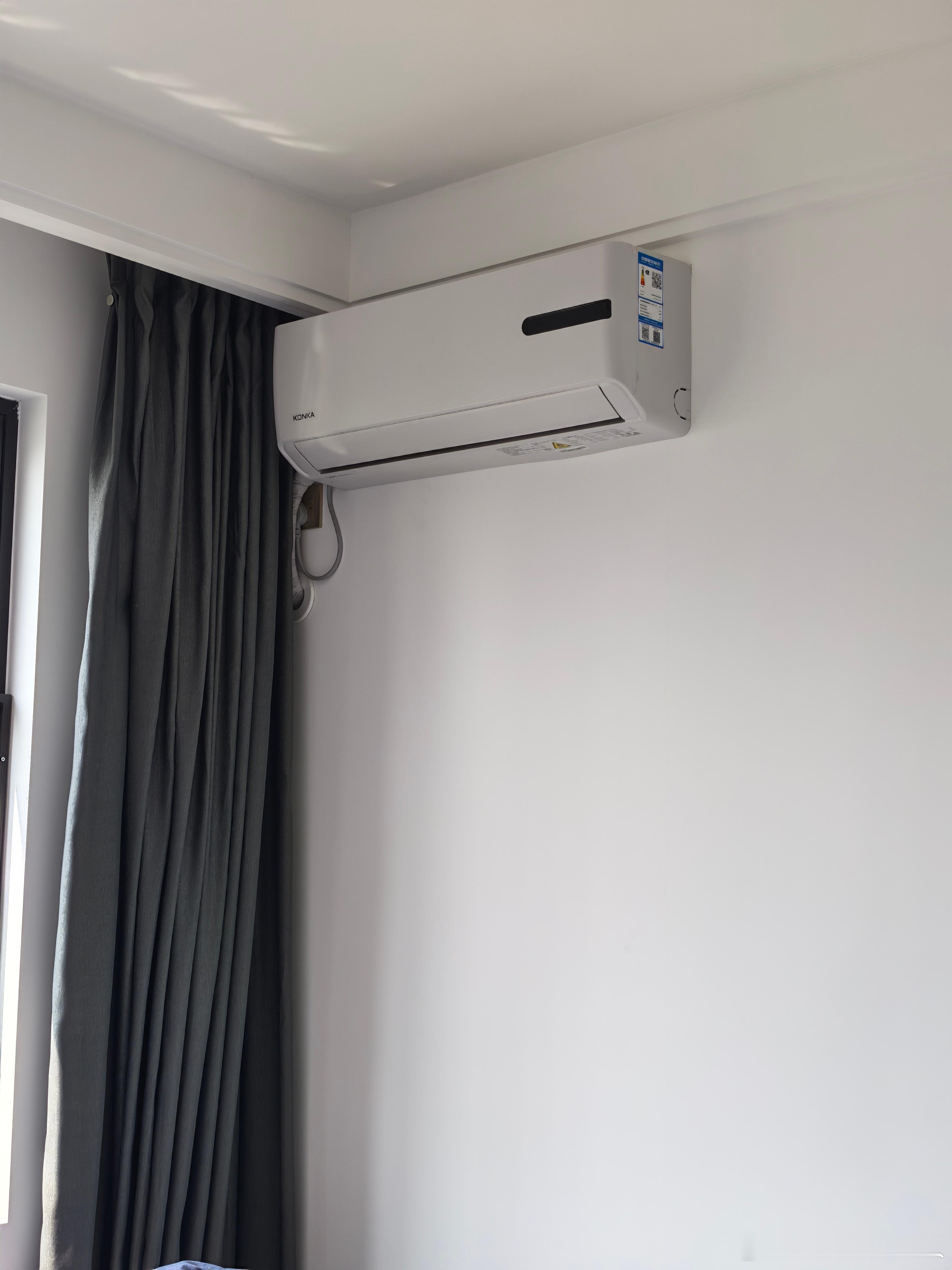 睡觉时被空调砸到头了救命，我也是一样的位置！一开始住进来我就觉得会有这么一天，没