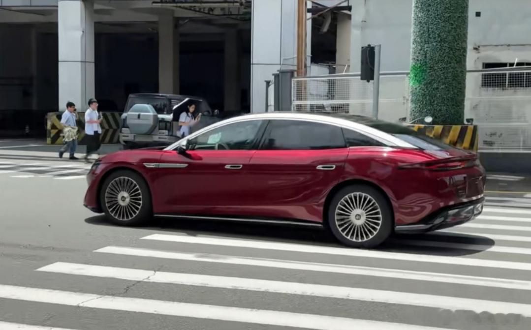2026年7月9日，多名博主在微博、B站晒出比亚迪王朝首款D级旗舰轿车“大汉”红