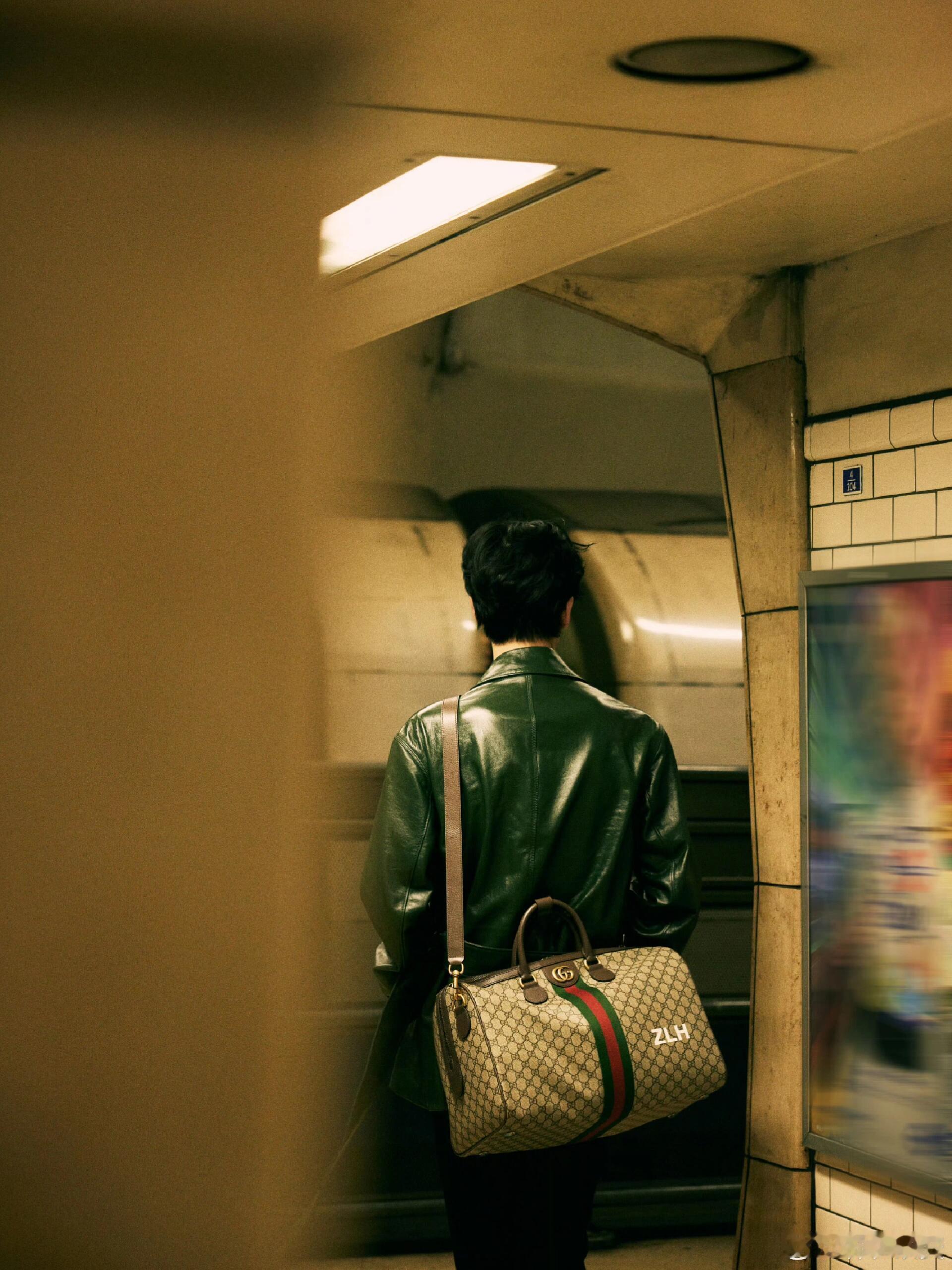 张凌赫  一组张凌赫旧照地图就出神图了张凌赫｜ 